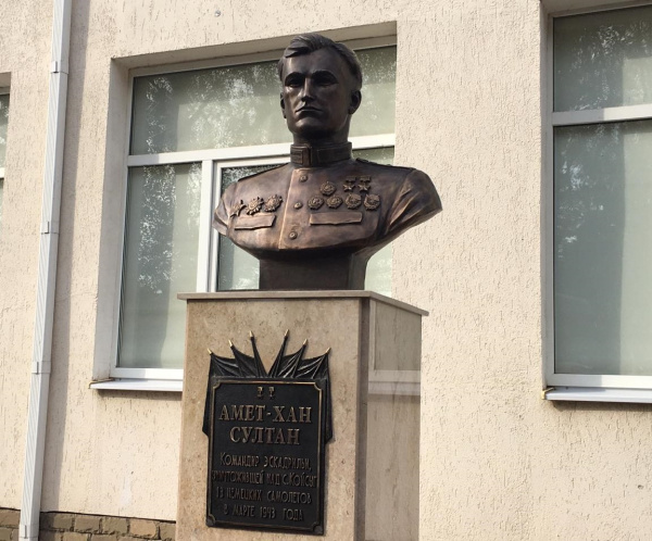 В Батайске открыли памятник легендарному летчику-асу Амет-Хану Султану