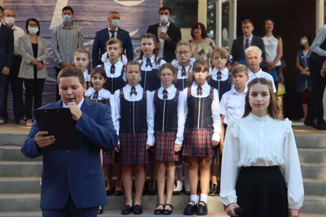 Геннадий Павлятенко принял участие в торжественной линейке в школе №4