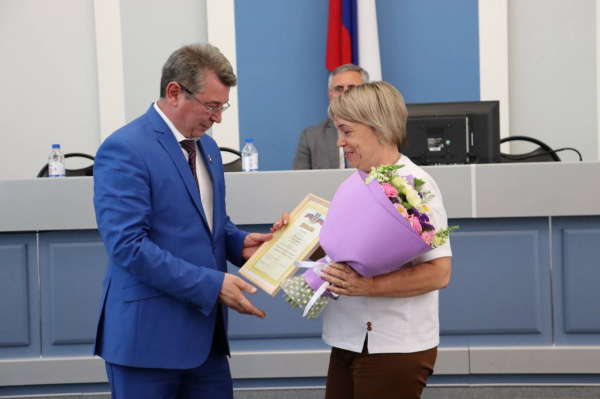 Роман Волошин вручил награды председателям лучших комитетов территориального общественного самоуправления 