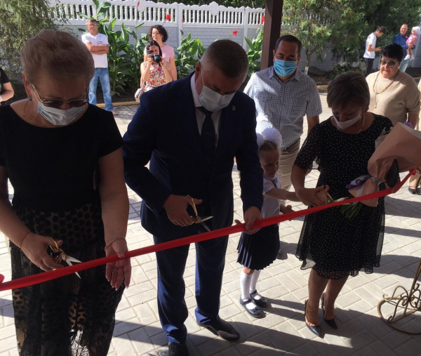 Глава Администрации города Батайска Геннадий Павлятенко принял участие в празднике первого звонка в школе №5 имени Ю.А. Гагарина