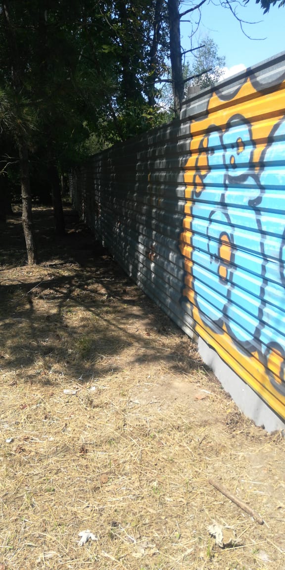 Работы по предотвращению доступа несовершеннолетних граждан на территорию строительного объекта провели в Батайске