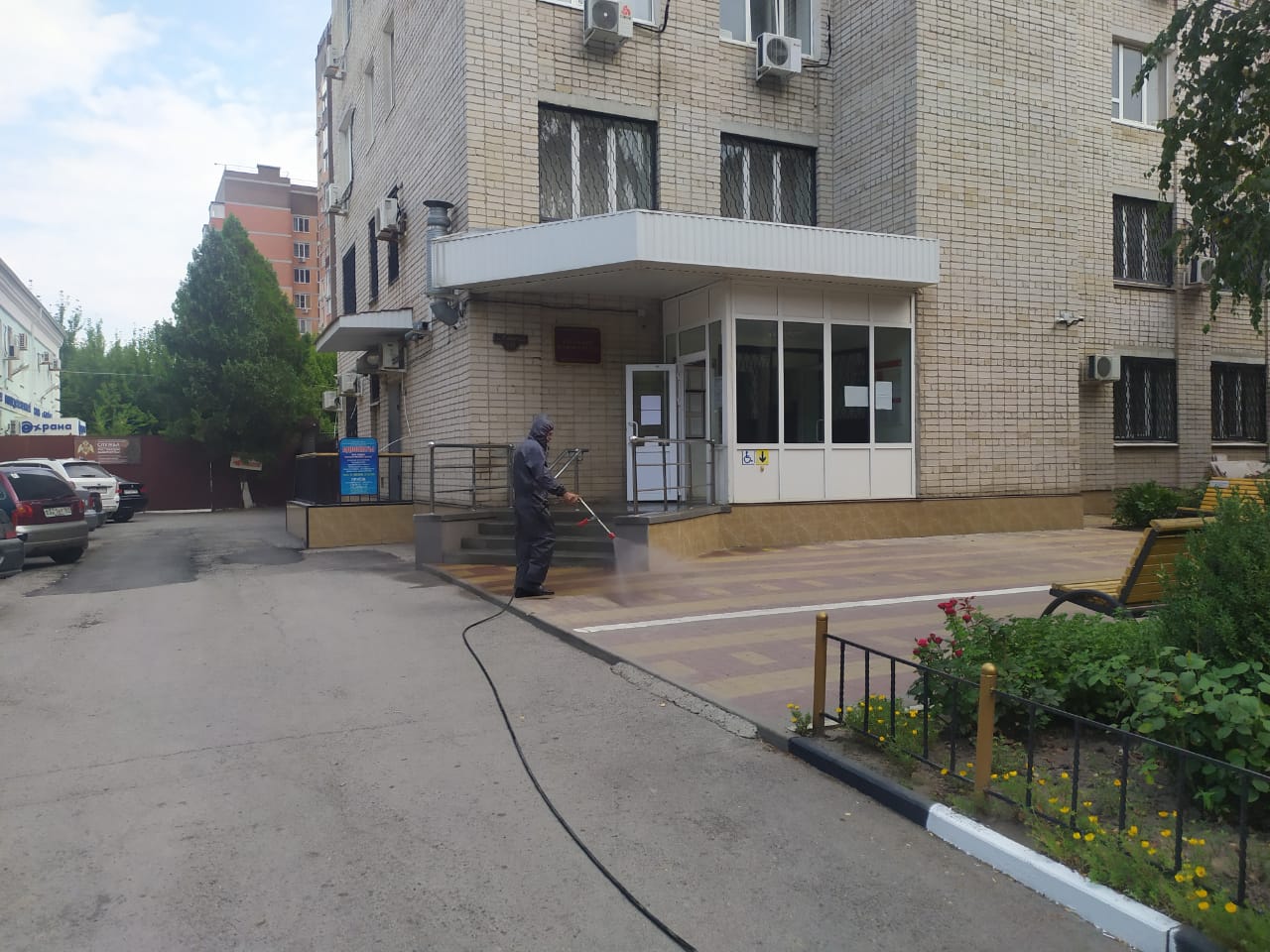 В Батайске продолжается дезинфекция общественных пространств