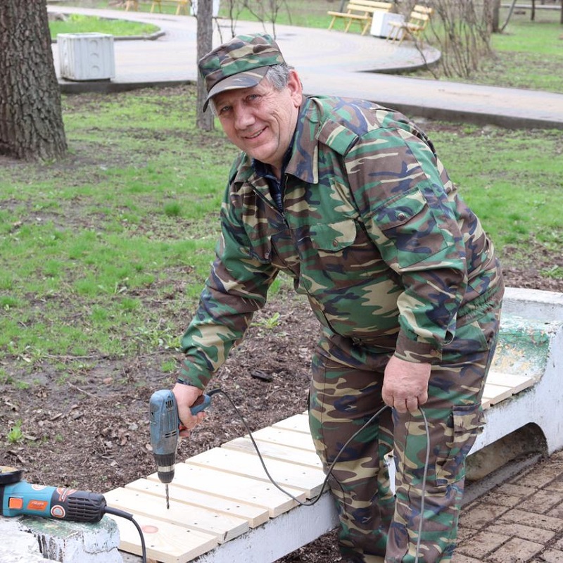 В парке Батайска ремонтируют лавочки