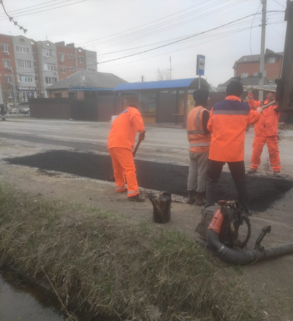 В Батайске продолжается ямочный ремонт 