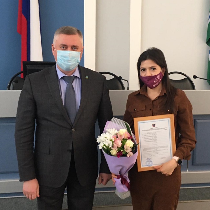 Геннадий Павлятенко вручил жилищные сертификаты многодетным семьям 