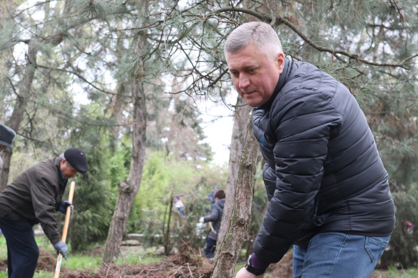 В Батайске жители города поддержали общеобластной субботник