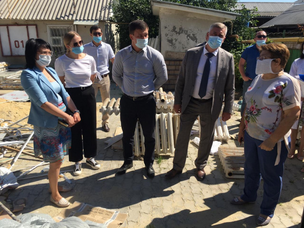 Геннадий Павлятенко оценил ход работ по капитальному ремонту детской поликлиники в Западном Батайске