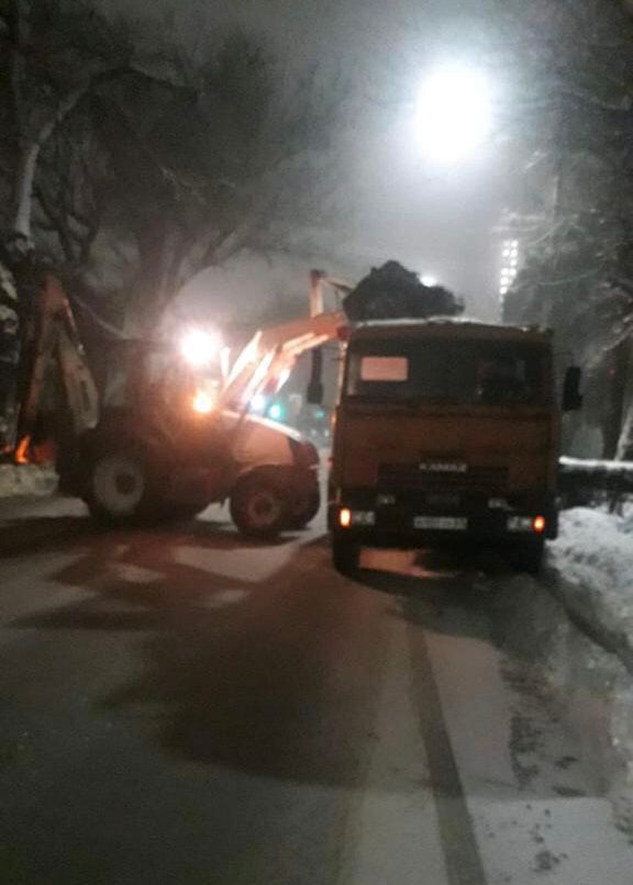 В Батайске продолжается уборка снега