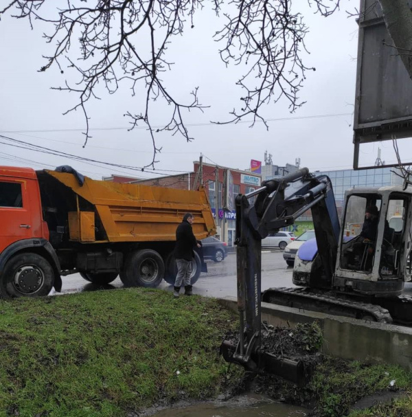   В Батайске в связи с обильным таянием снега, перемерзанием каналов и водопропускных труб, а также подъемом грунтовых вод продолжается комплекс мероприятий по ликвидации подтоплений