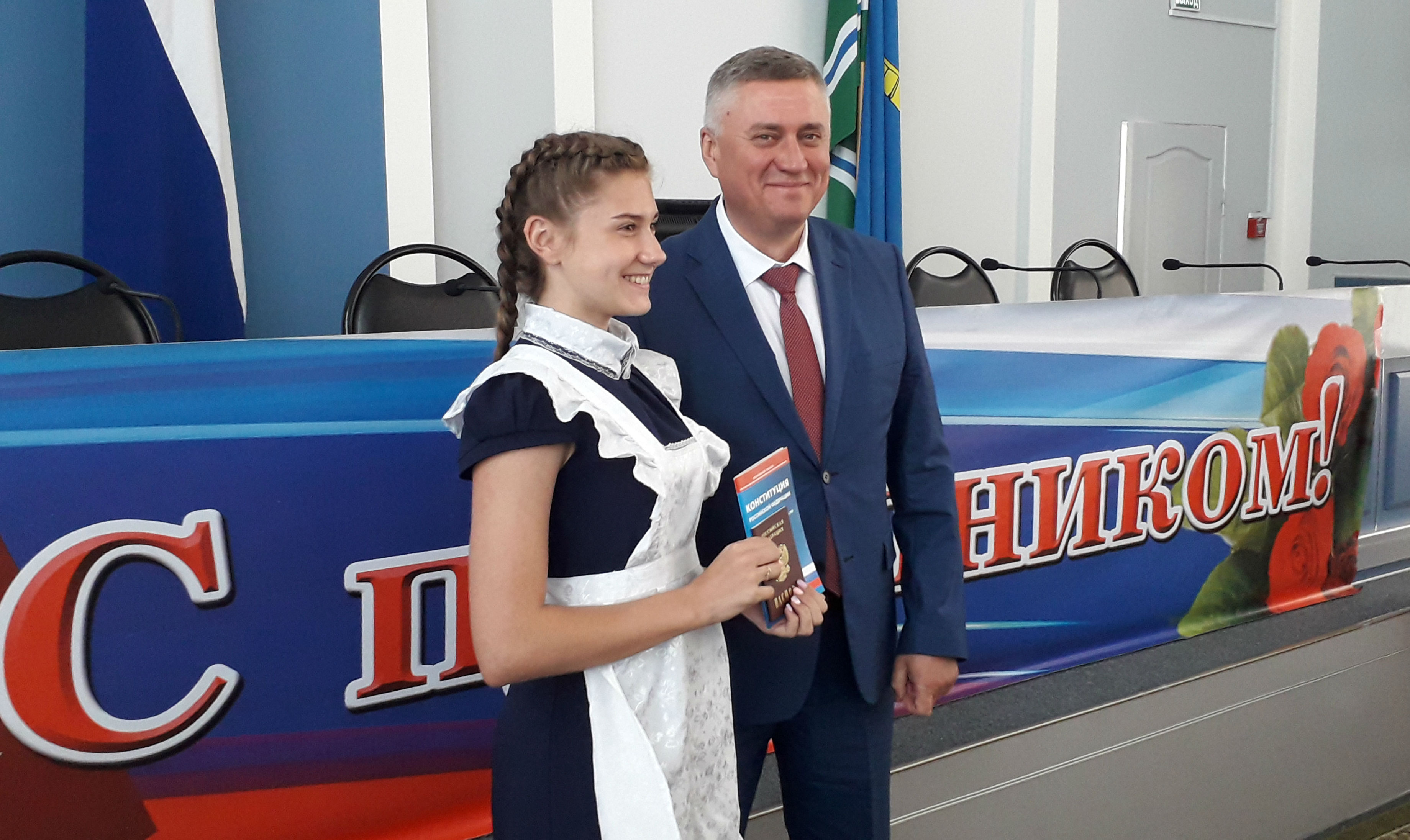 Накануне Дня России юным батайчанам вручили паспорта