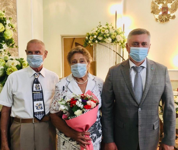 В Батайске чествовали семейные пары, встретившие бриллиантовый, изумрудный, золотой, серебряный юбилей совместной жизни