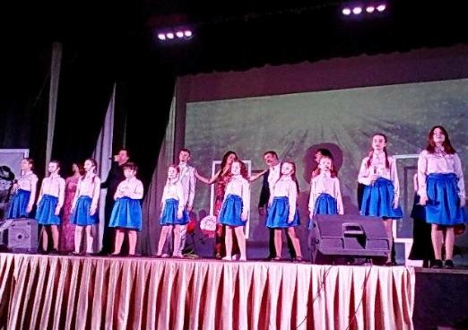 Глава администрации города Геннадий Павлятенко поздравил батайчанок 