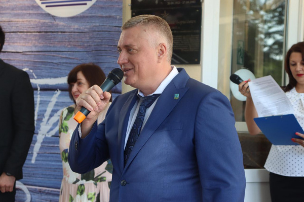 Геннадий Павлятенко принял участие в торжественной линейке в школе №4