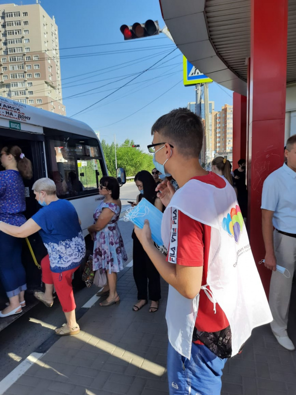 Батайчане получают маски  на остановках общественного транспорта города