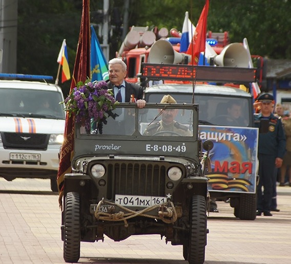 Глава Администрации города Батайска Геннадий Павлятенко поздравил с Днем Победы председателя совета ветеранов города Батайска Степана Филипповича Плахова