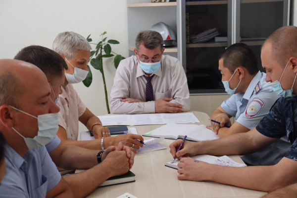 Сегодня в Администрации города Батайска состоялась рабочая встреча с руководителями органов внутренних дел, Росгвардии, представителями казачества