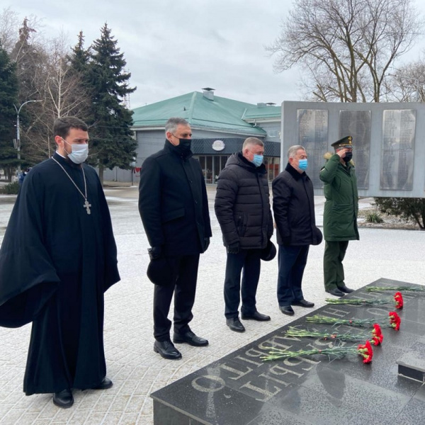 В День защитника Отечества к мемориалу «Клятва поколений» возложили цветы