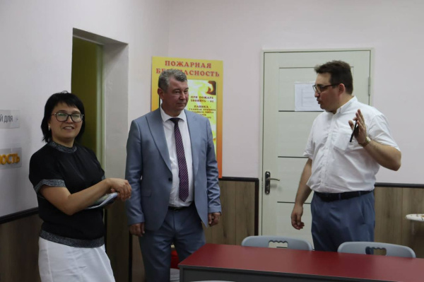 Роман Волошин проверил готовность образовательных учреждений Батайска к новому учебному году
