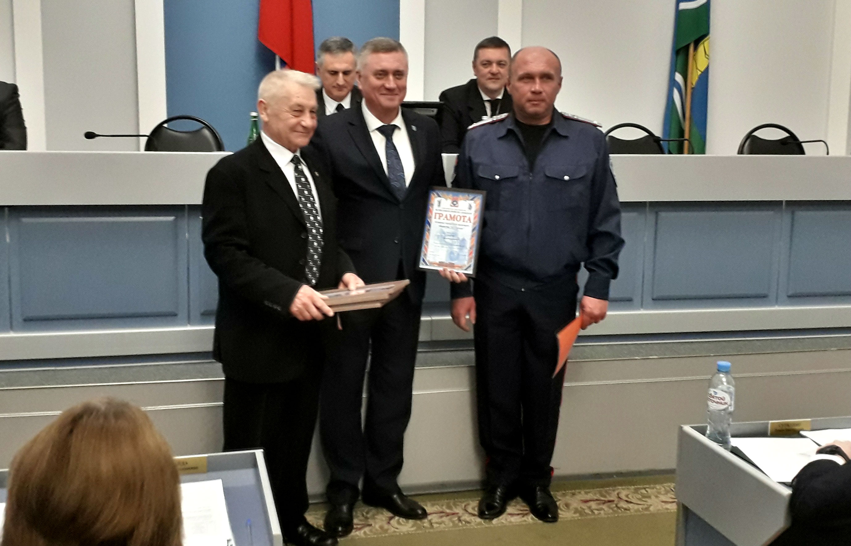 Атаман ГКО "Батайское" вручил грамоты главе Администрации Батайска и депутатам городской Думы 