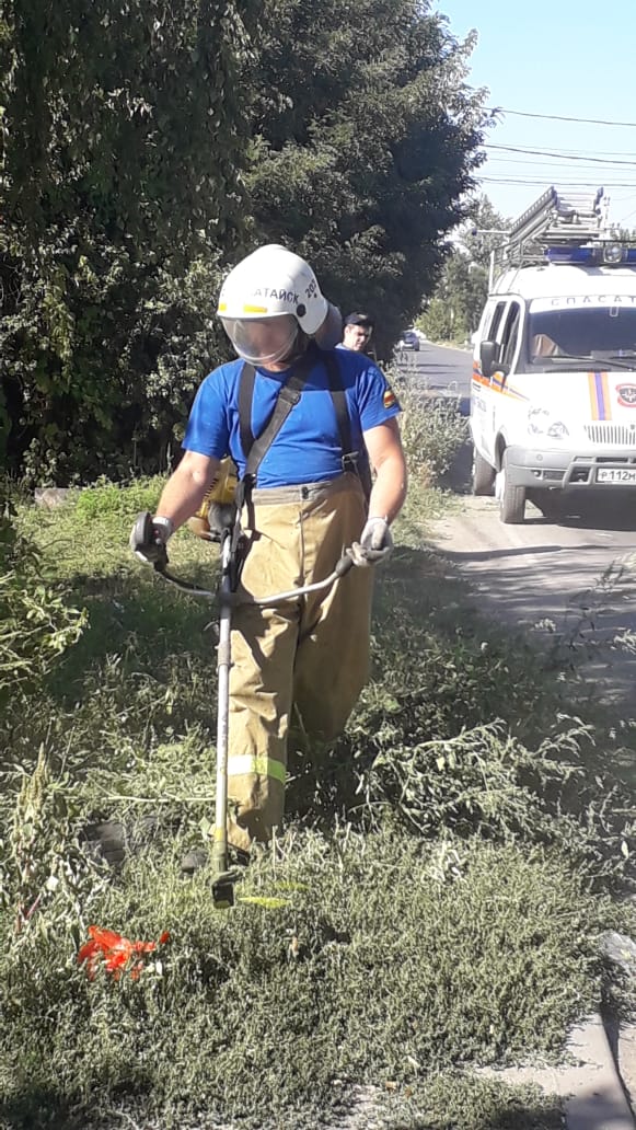 В Батайске продолжаются работы по покосу сорной растительности