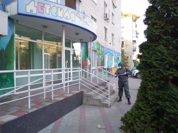 В Батайске продолжается дезинфекция общественных мест и прилегающих территорий⁣