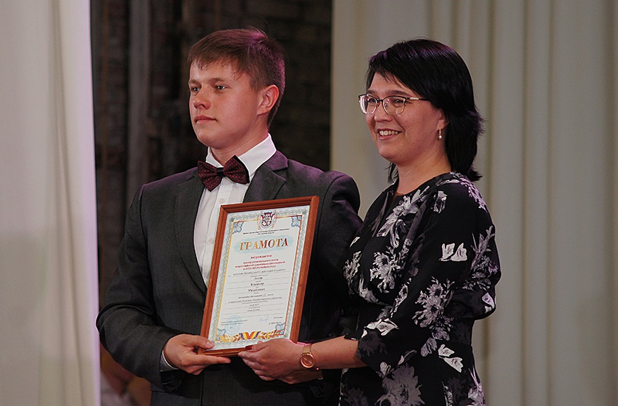 Талантливым школьникам Батайска вручили гранты от главы Администрации города