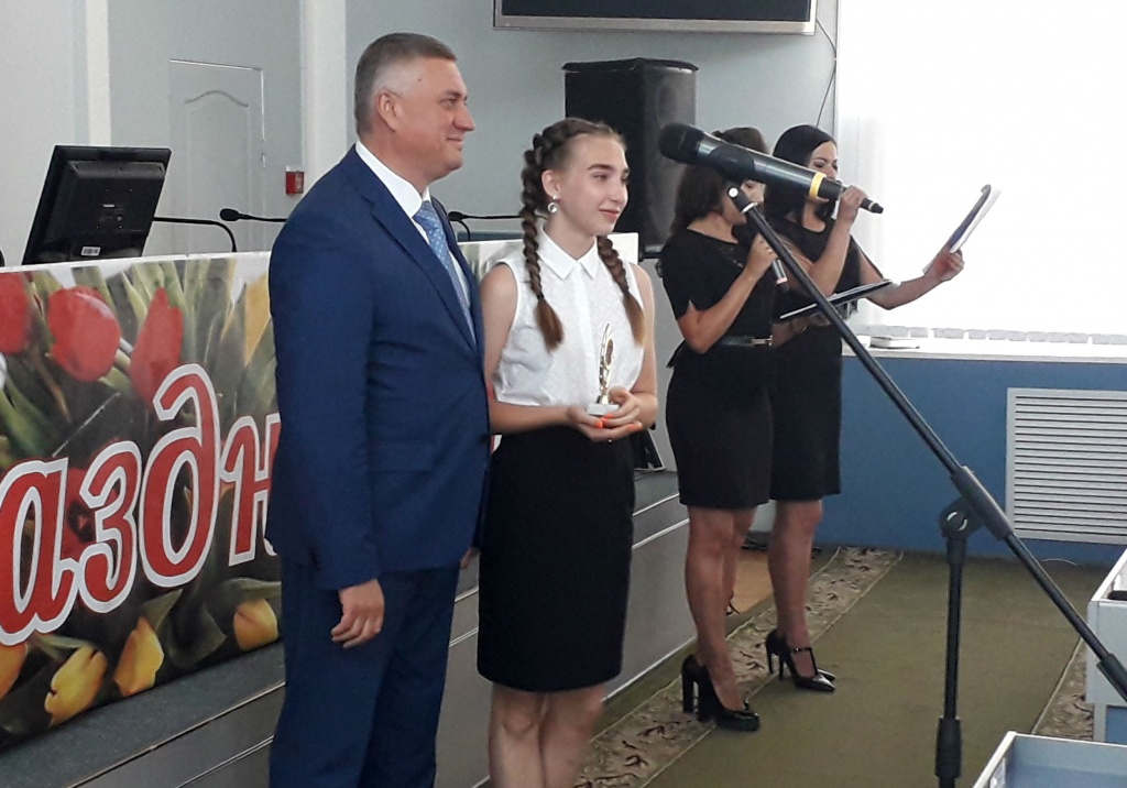 Батайских школьников и педагогов наградили в рамках церемонии "Вместе мы сила"