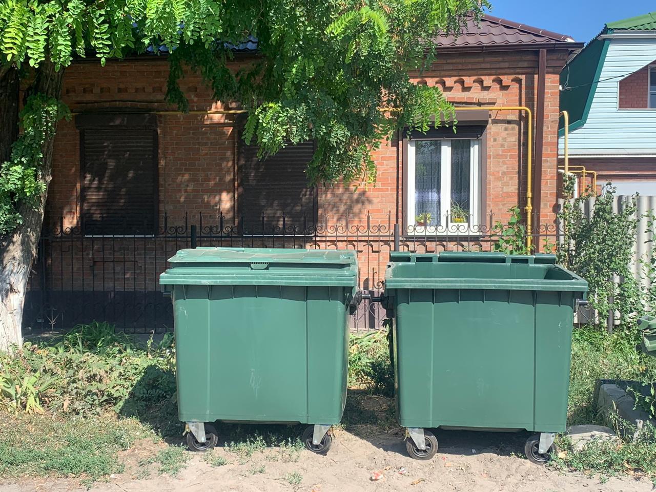 На улицах Батайска ликвидируют свалки и устанавливают новые контейнеры  