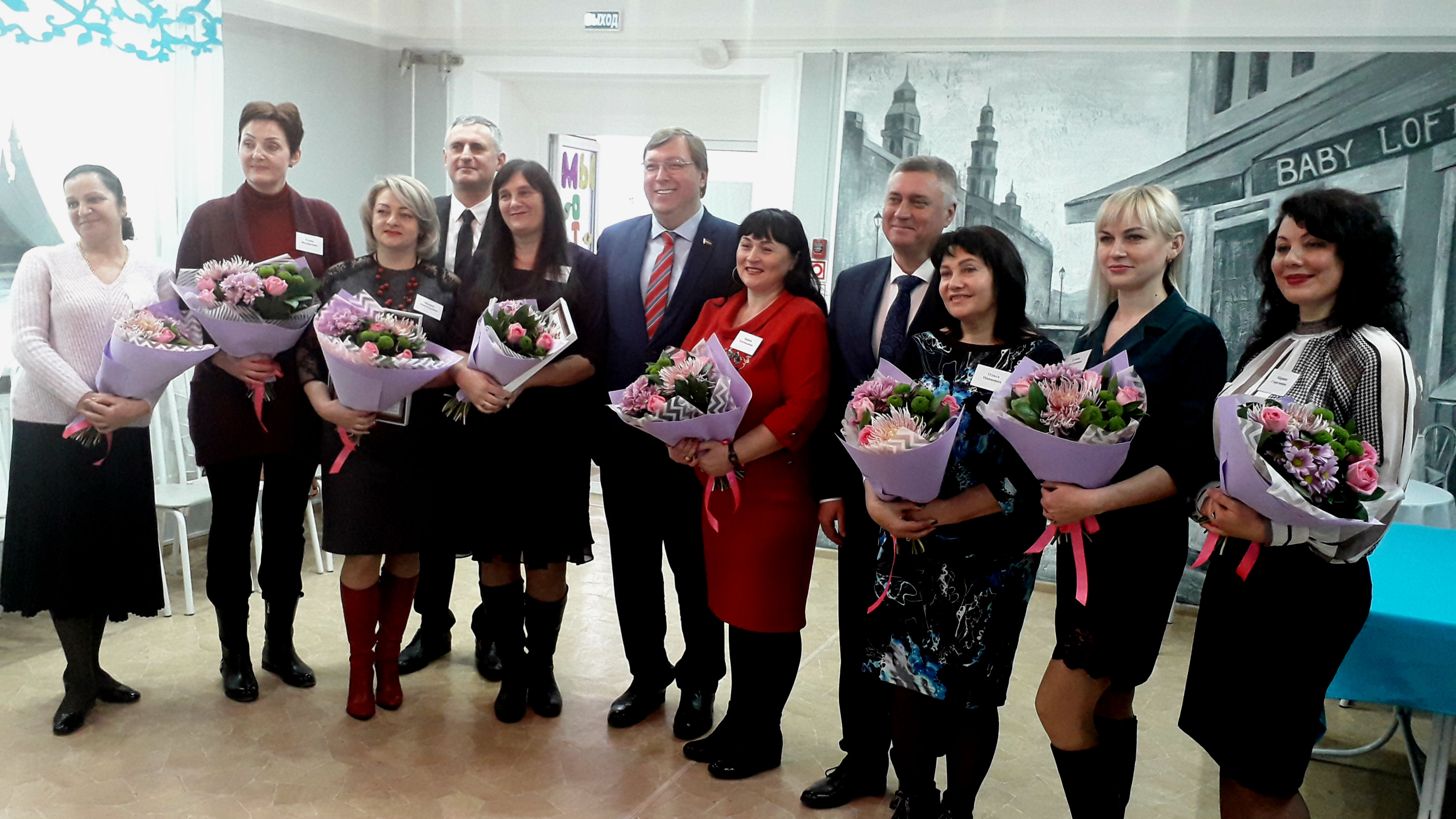 Председатель Заксобрания Ростовской области Александр Ищенко поздравил с Днём матери представительниц родительского актива Батайска