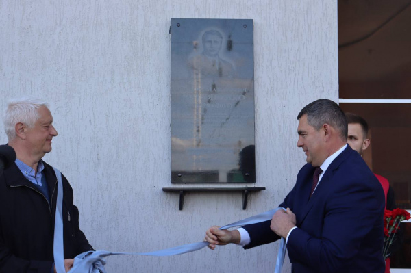 В Батайске установили памятную доску Федору Котляренко