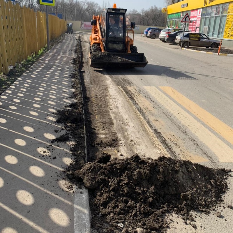 В Батайске продолжается уборка города от мусора