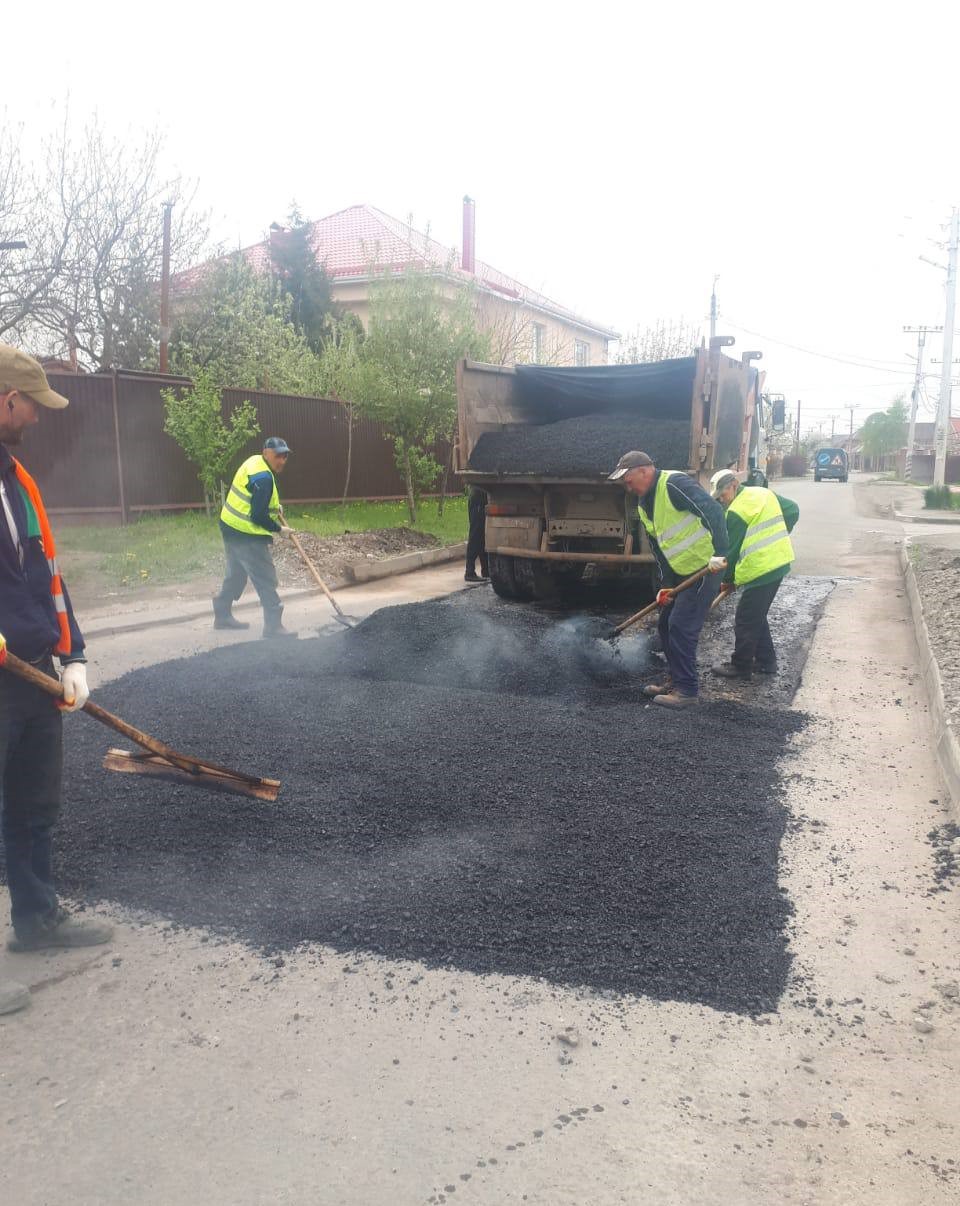В Батайске продолжается ямочный ремонт