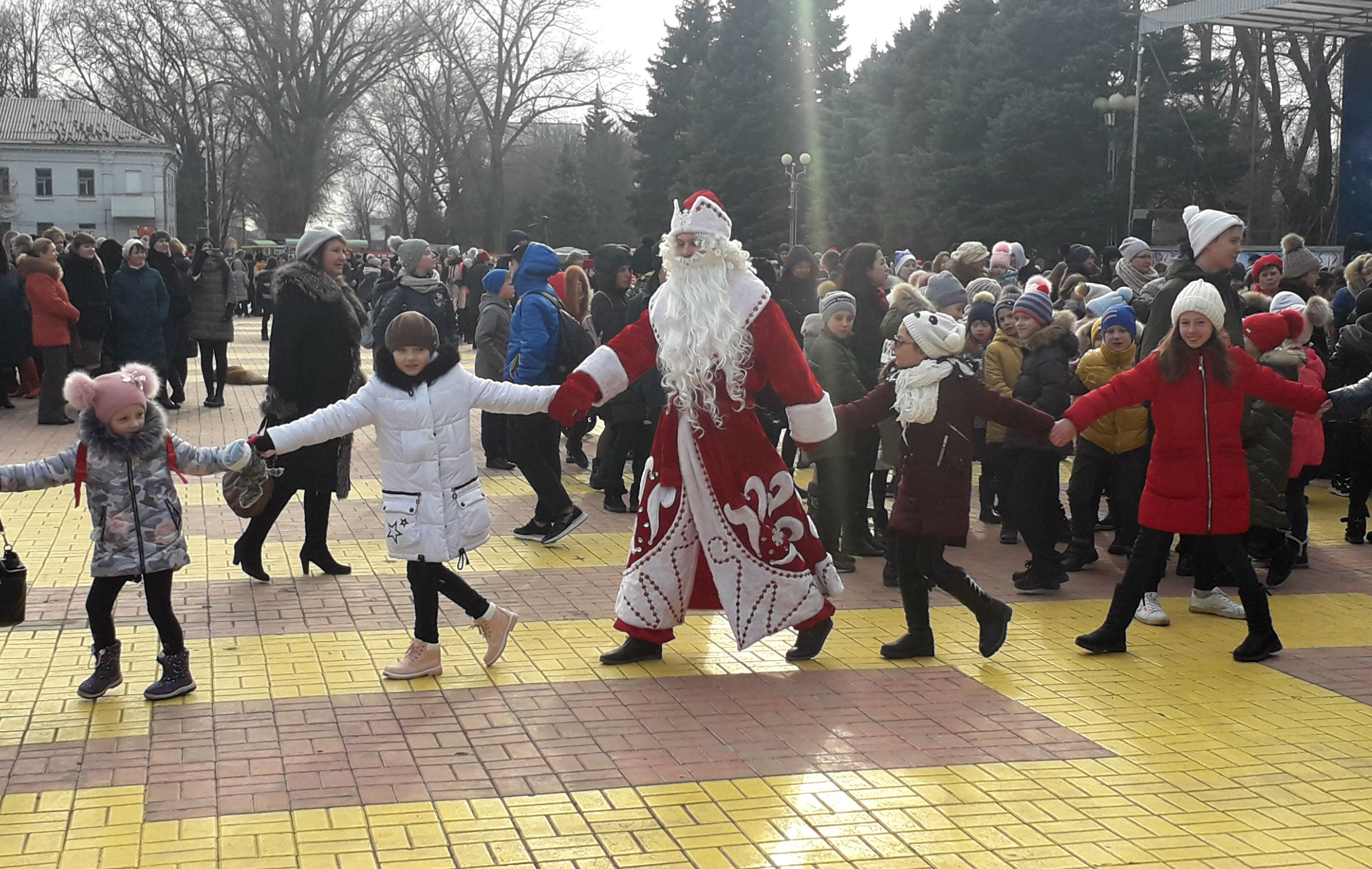 В Батайске с хороводами открыли главную городскую ёлку