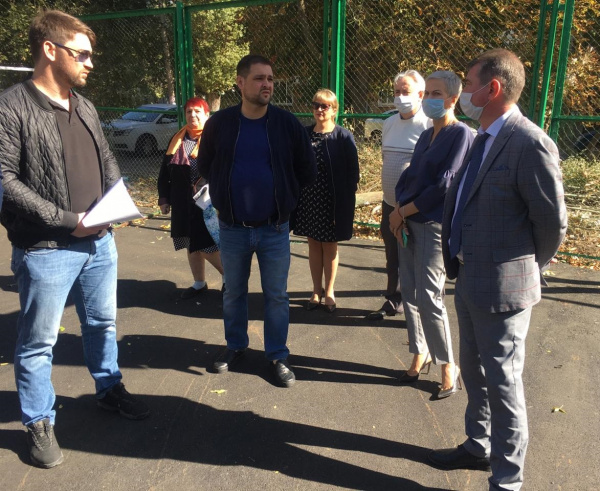 В Батайске проверили ход работ по ремонту спортивной площадки в микрорайоне РДВС