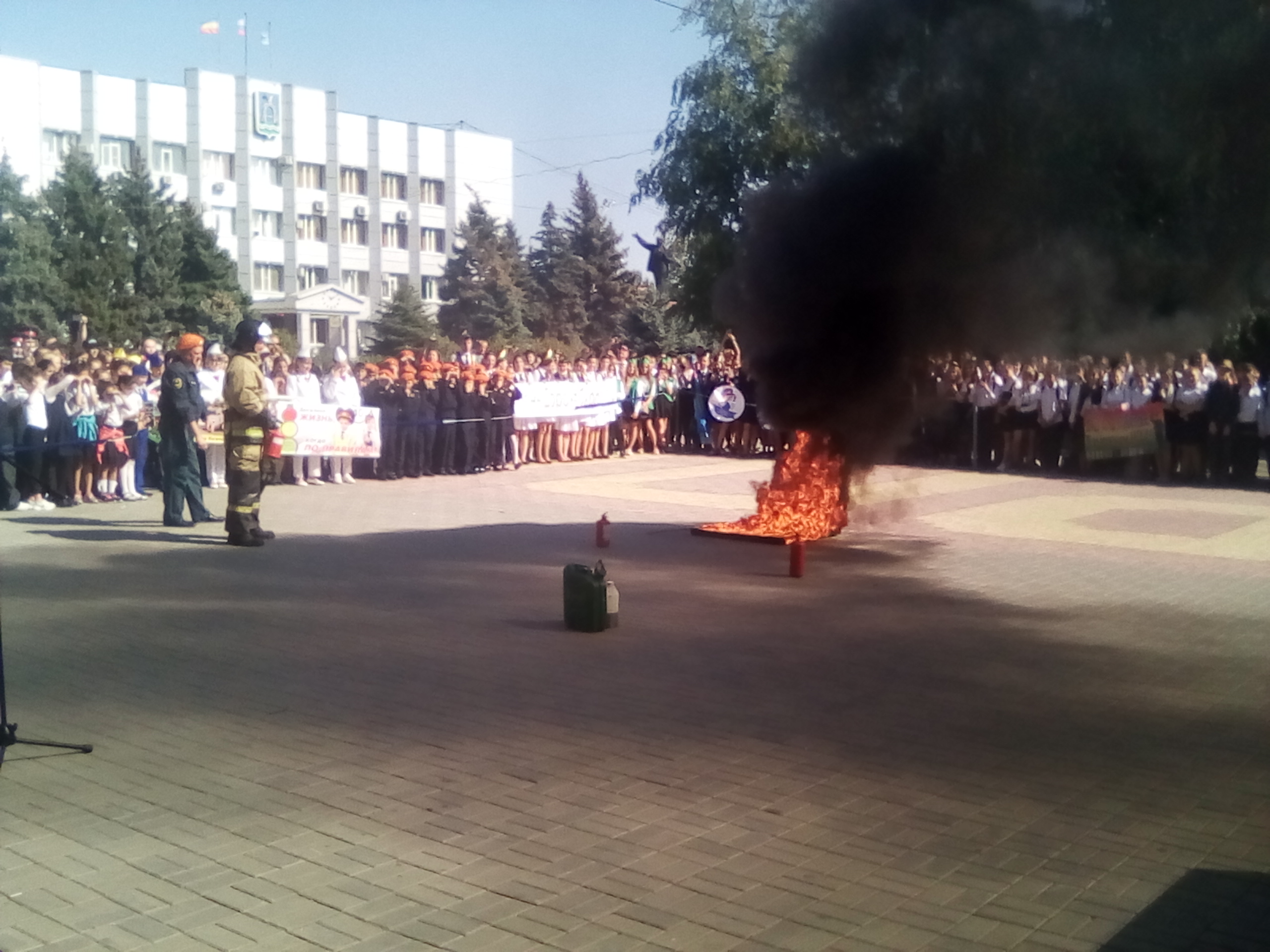 Для школьников Батайска провели Урок безопасности «Научись себя беречь»