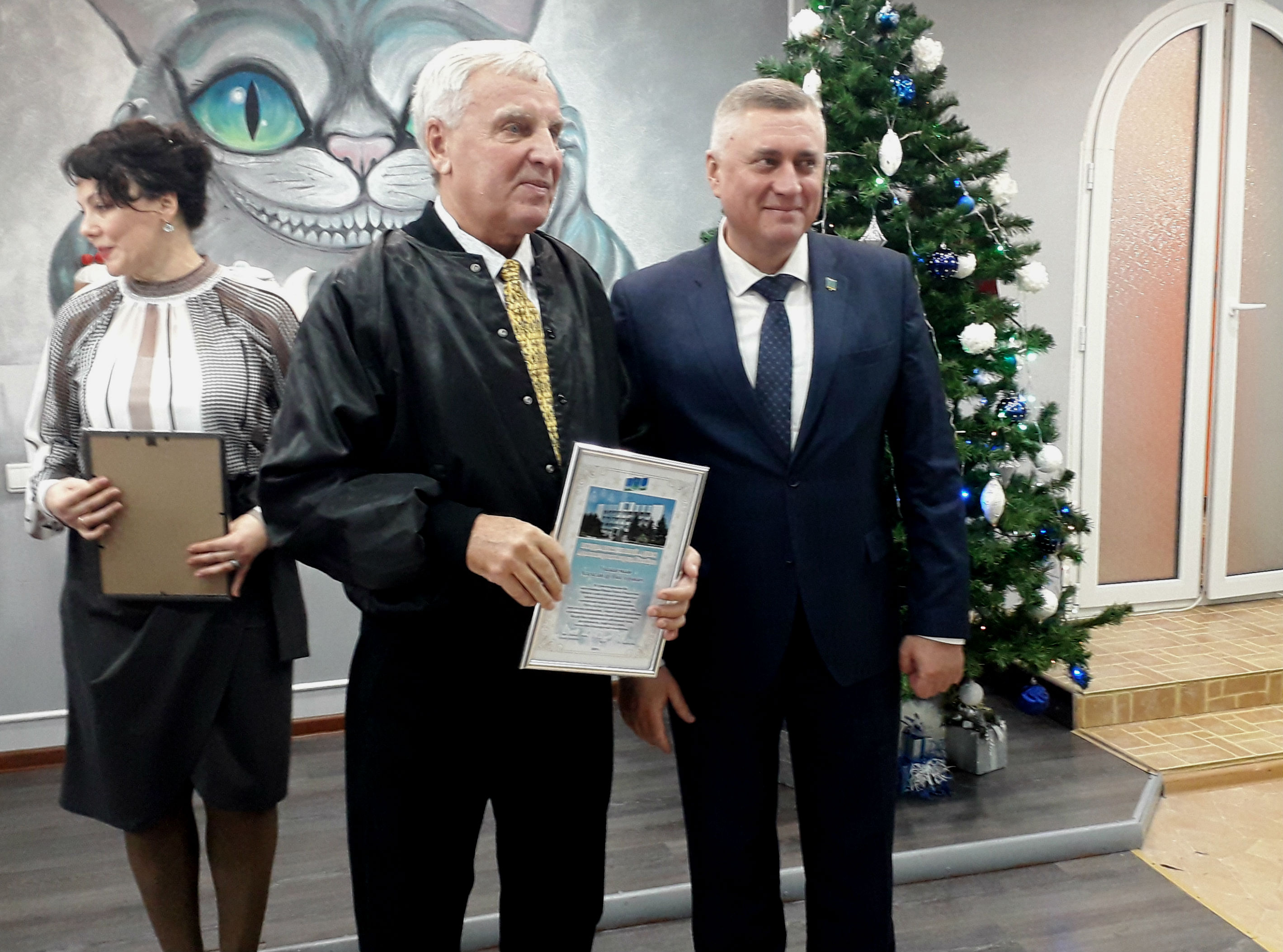 Геннадий Павлятенко вручил благодарственные письма членам Совета ветеранов педагогического труда 