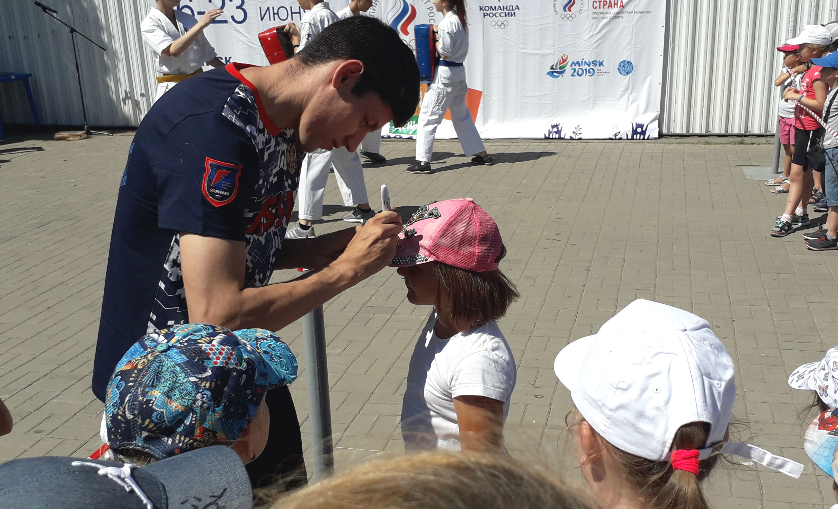 Олимпийский призёр Алексей Денисенко провёл зарядку для юных батайчан