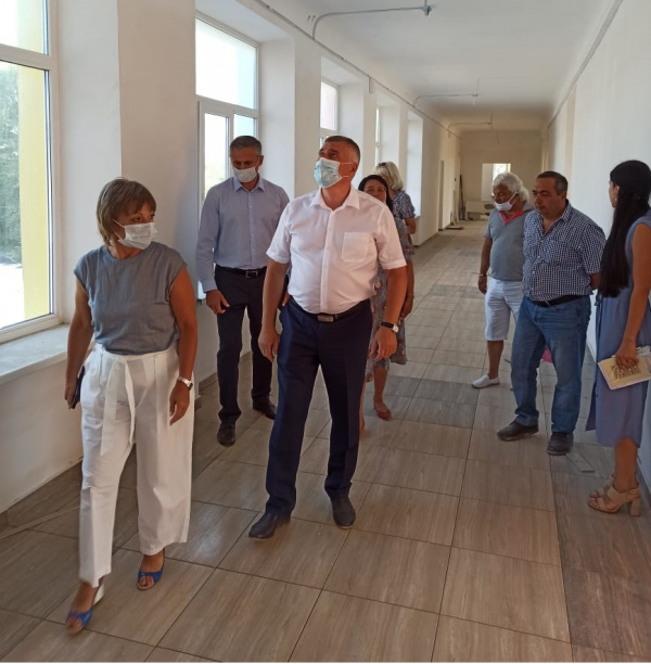 В Батайске проверили ход проведения капитального ремонта школ города