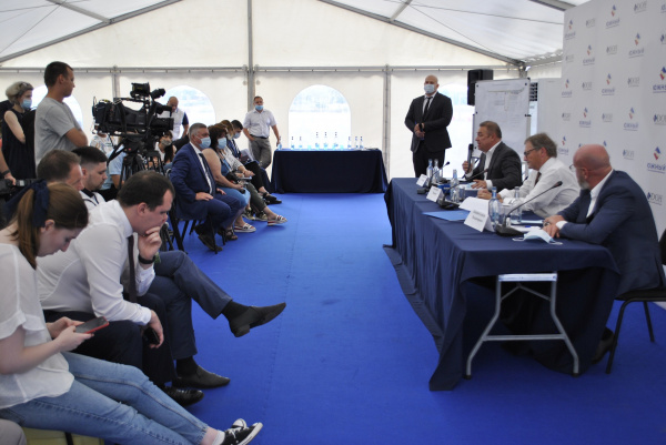 Уполномоченный при Президенте РФ по защите прав предпринимателей Борис Титов вместе с первым заместителем губернатора Ростовской области Виктором Гончаровым посетил строительную площадку ОРТК «Южный» в городе Батайске