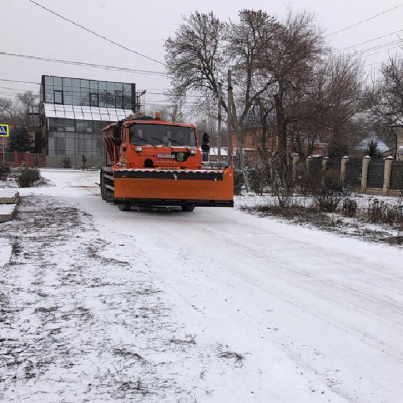 Коммунальные службы города ведут противогололедную обработку дорог
