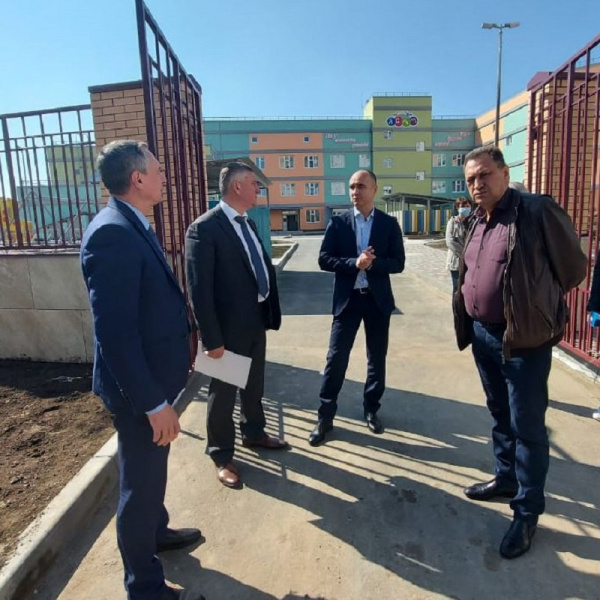 Новый детский сад и парк: группа губернаторского контроля посетила Батайск