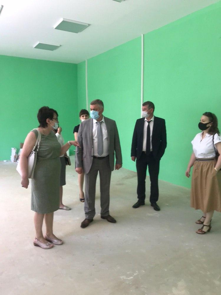 Глава Администрации проверил ход ремонтных работ в детской библиотеке