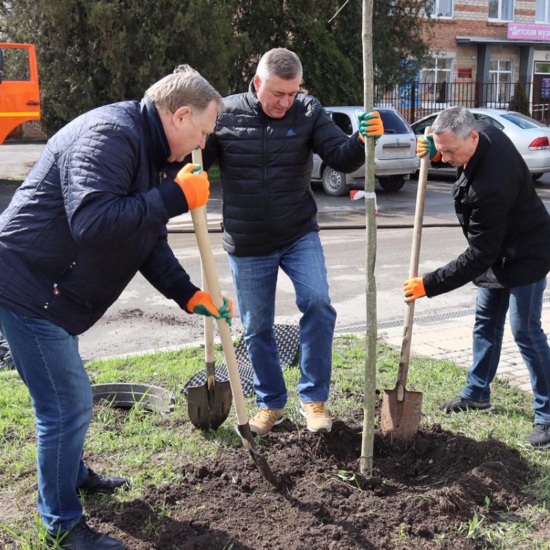 В Батайске состоялся субботник и день древонасаждений