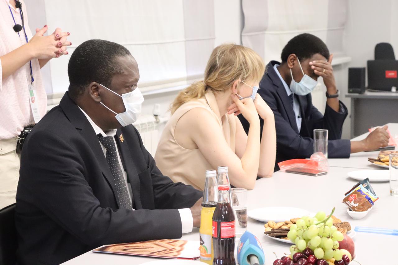 Кондитерскую фабрику в Батайске посетила делегация Республики Уганда