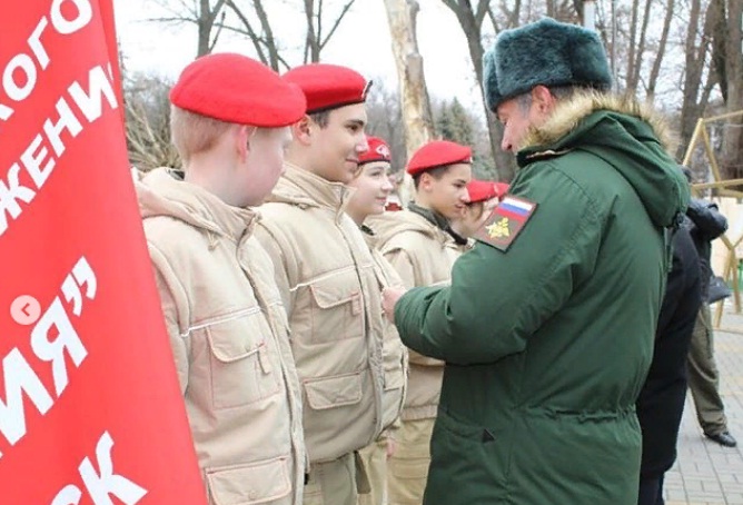 Стрельба из винтовок и солдатская каша: в строю юнармейцев Батайска пополнение