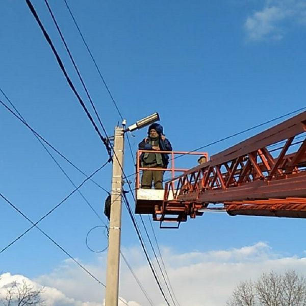 В Батайске ведутся работы по замене ламп уличного освещения