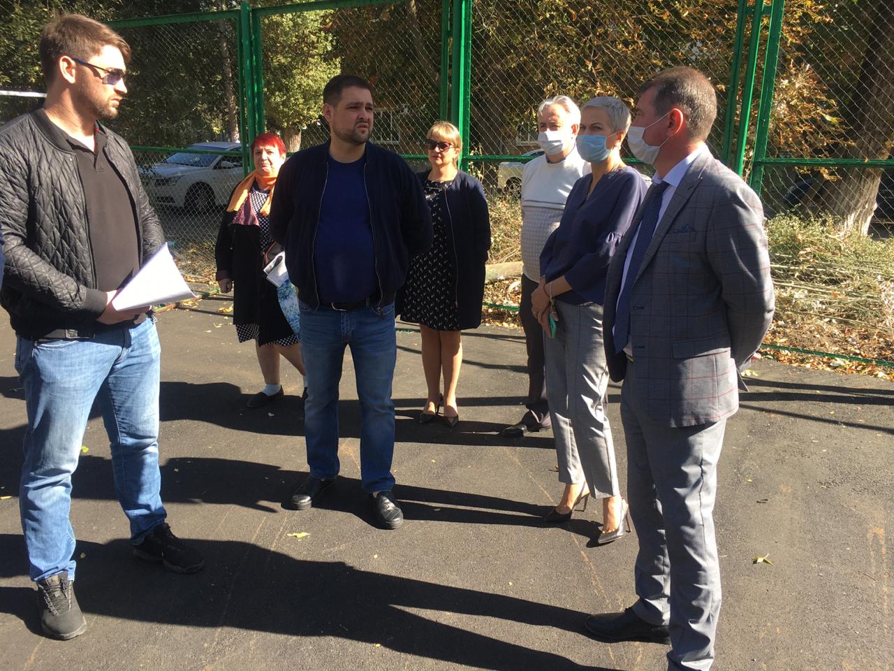 В Батайске проверили ход работ по ремонту спортивной площадки в микрорайоне РДВС