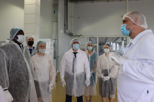 Кондитерскую фабрику в Батайске посетила делегация Республики Уганда