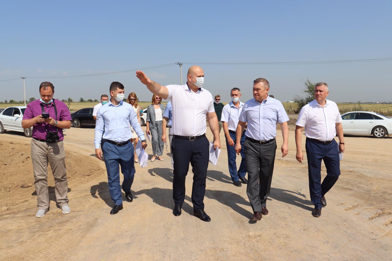 Геннадий Павлятенко принял участие в выездном совещании под руководством первого заместителя Губернатора Ростовской области Виктора Гончарова на территории строительства ОРТК «Южный».