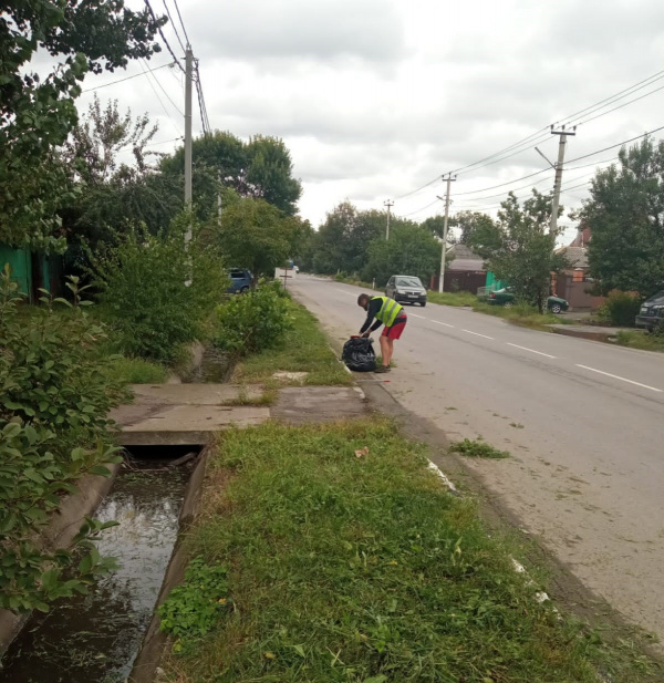 В Батайске продолжается покос растительности вдоль автомобильных дорог